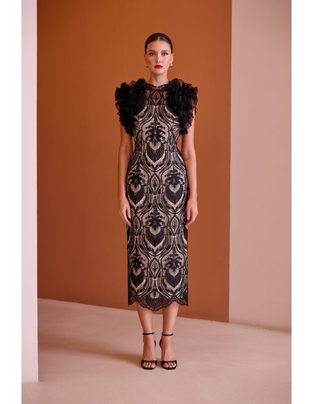 Vestido midi confeccionado con encaje de damasco en contraste negro y nude. Hombros con volumen plisado.