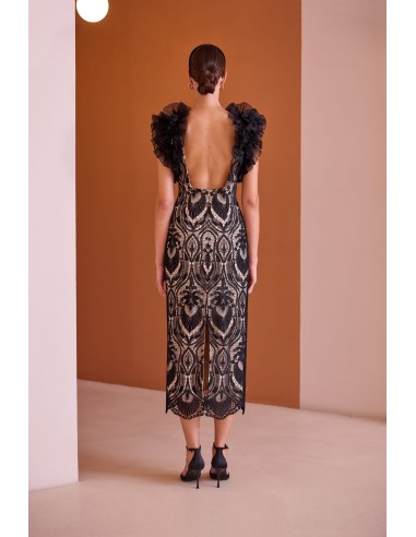 Vestido midi confeccionado con encaje de damasco en contraste negro y nude. Hombros con volumen plisado.