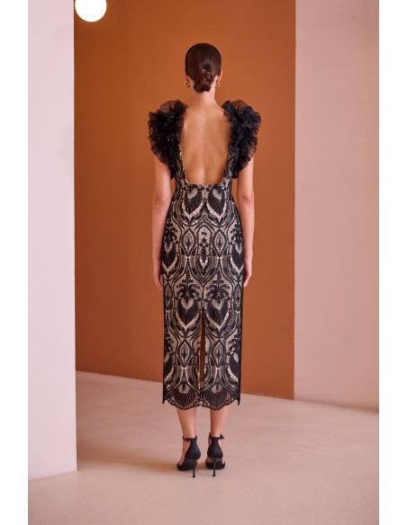 Vestido midi confeccionado con encaje de damasco en contraste negro y nude. Hombros con volumen plisado.