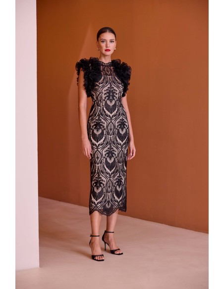 Vestido midi confeccionado con encaje de damasco en contraste negro y nude. Hombros con volumen plisado.