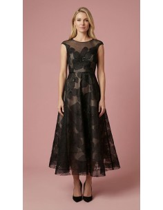 Vestido negro midi es una opción fantástica para cualquier ocasión especial. Con un escote de corazón.