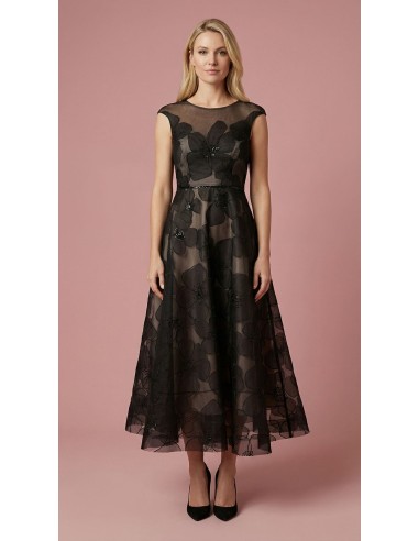 Vestido negro midi es una opción fantástica para cualquier ocasión especial. Con un escote de corazón.