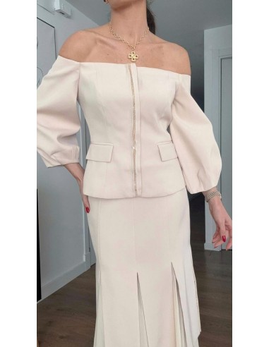 Conjunto de falda midi en crepé con gasa y cuerpo entallado con escote bardot y manga tres cuartos abullonada. Detalle de pedrer
