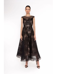Vestido negro midi es una opción fantástica para cualquier ocasión especial. Con un escote de corazón. 2
