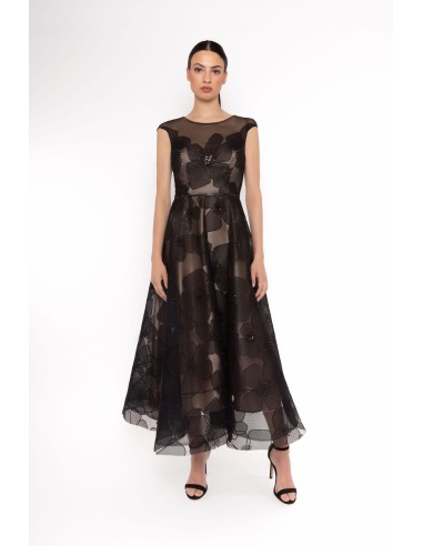 Vestido negro midi es una opción fantástica para cualquier ocasión especial. Con un escote de corazón.