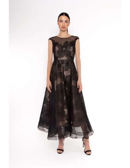 Vestido negro midi es una opción fantástica para cualquier ocasión especial. Con un escote de corazón.