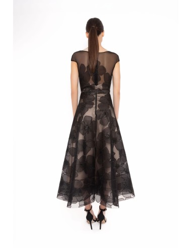 Vestido negro midi es una opción fantástica para cualquier ocasión especial. Con un escote de corazón.