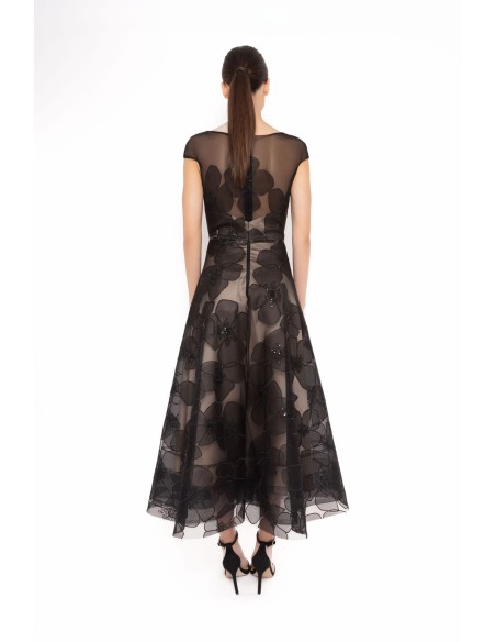 Vestido negro midi es una opción fantástica para cualquier ocasión especial. Con un escote de corazón.