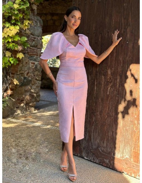 Vestido midi con tejido brocado y mangas capa. Escote pico y cinturón en el mismo tejido. Forro interior.