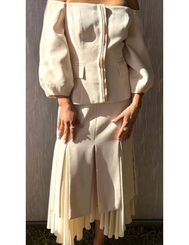 Conjunto de falda midi en crepé con gasa y cuerpo entallado con escote bardot y manga tres cuartos abullonada. Detalle de pedrer