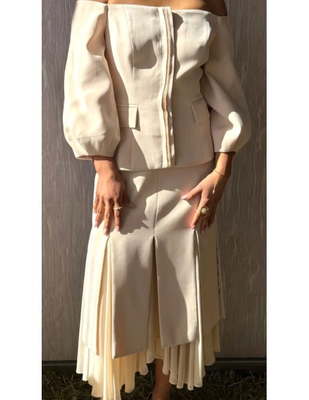 Conjunto de falda midi en crepé con gasa y cuerpo entallado con escote bardot y manga tres cuartos abullonada. Detalle de pedrer