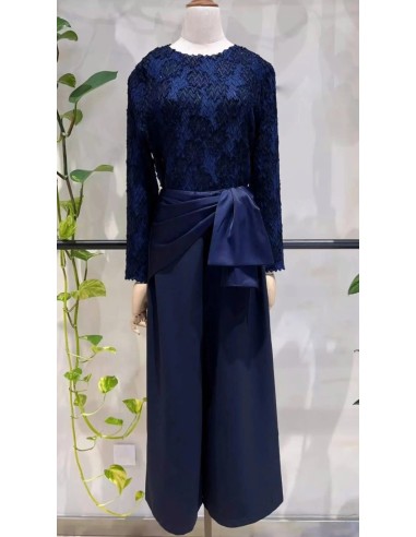 Pantalón corte cropped en tejido fluido con detalle de lazada en cintura satinada.