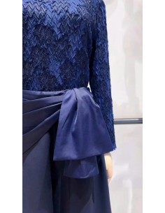 Pantalón corte cropped en tejido fluido con detalle de lazada en cintura satinada.