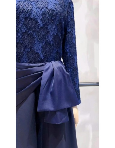 Pantalón corte cropped en tejido fluido con detalle de lazada en cintura satinada.
