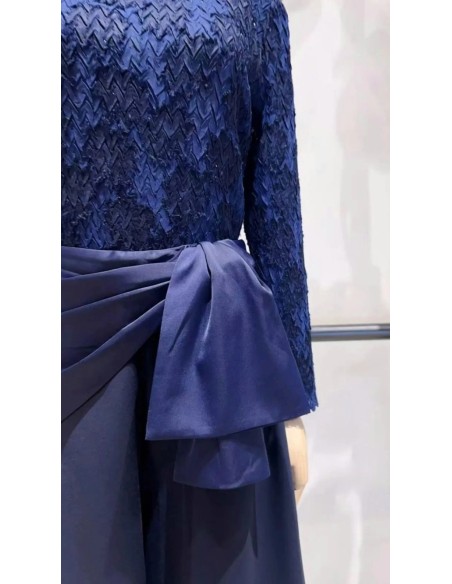 Pantalón corte cropped en tejido fluido con detalle de lazada en cintura satinada.
