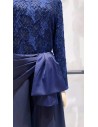 Pantalón corte cropped en tejido fluido con detalle de lazada en cintura satinada.