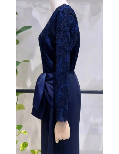 Pantalón corte cropped en tejido fluido con detalle de lazada en cintura satinada.