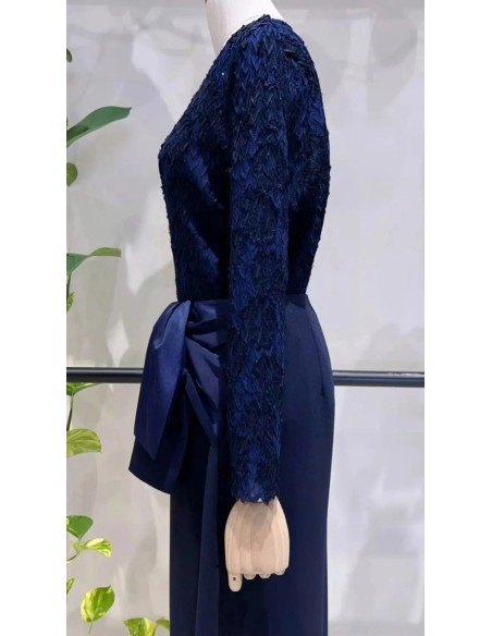 Pantalón corte cropped en tejido fluido con detalle de lazada en cintura satinada.