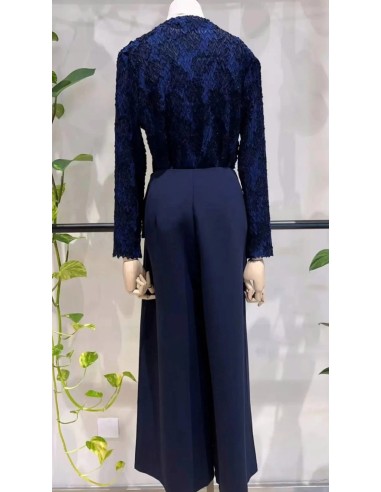 Pantalón corte cropped en tejido fluido con detalle de lazada en cintura satinada.