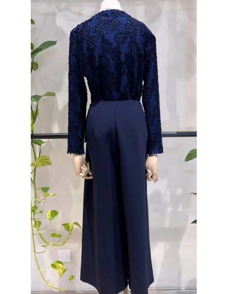Pantalón corte cropped en tejido fluido con detalle de lazada en cintura satinada.