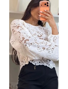 Camisa de guipur cropped con cuello redondo y manga larga abullonada.