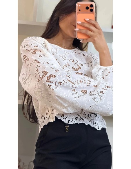 Camisa de guipur cropped con cuello redondo y manga larga abullonada.