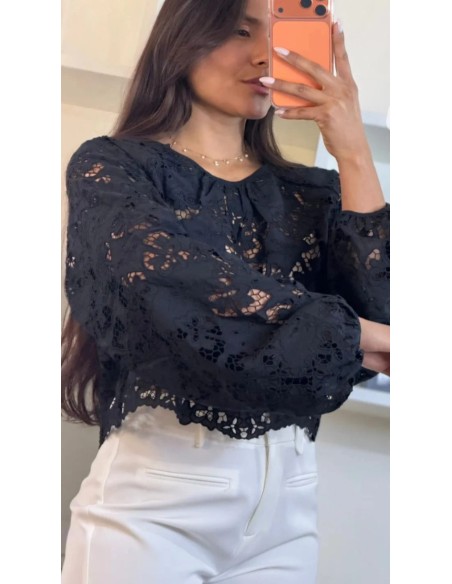 Camisa de guipur cropped con cuello redondo y manga larga abullonada.