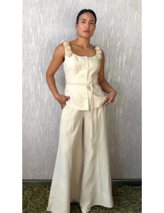 Conjunto de dos piezas en lino compuesto por top de tirantes con detalle flores y falda pantalón cropped.