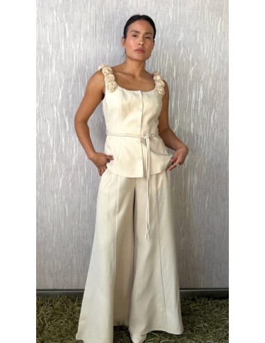 Conjunto de dos piezas en lino compuesto por top de tirantes con detalle flores y falda pantalón cropped.