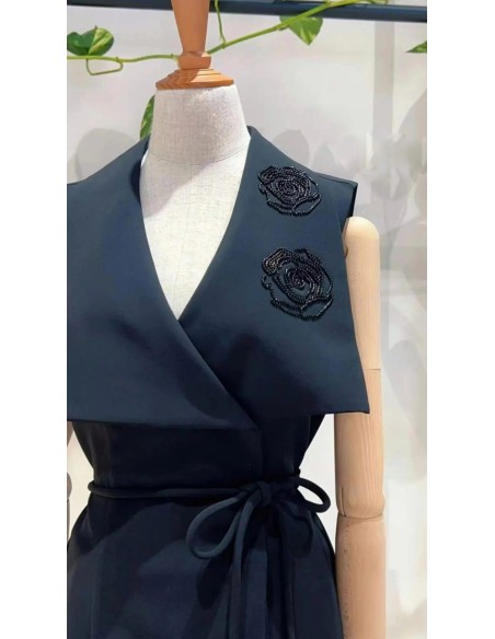 Conjunto de dos piezas compuesto por top maxi solapa con detalle flor en pedrería y pantalón cropped.