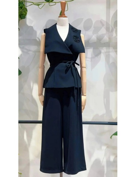 Conjunto de dos piezas compuesto por top maxi solapa con detalle flor en pedrería y pantalón cropped.
