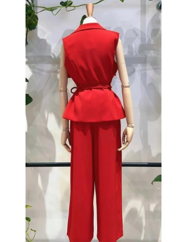 Conjunto de dos piezas compuesto por top maxi solapa con detalle flor en pedrería y pantalón cropped.