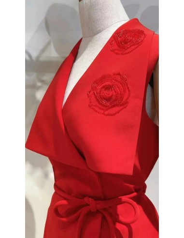 Conjunto de dos piezas compuesto por top maxi solapa con detalle flor en pedrería y pantalón cropped.