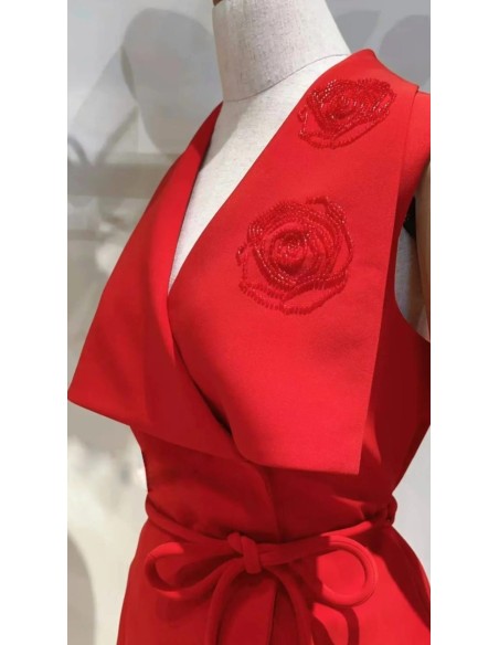 Conjunto de dos piezas compuesto por top maxi solapa con detalle flor en pedrería y pantalón cropped.