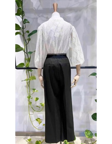 Camisa calada de cuello mao y manga francesa abullonada. Detalle de mini lentejuelas y lazada en el cuello.