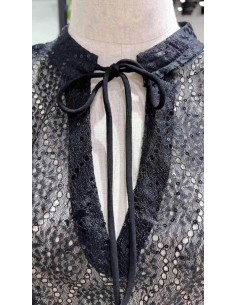 Camisa calada de cuello mao y manga francesa abullonada. Detalle de mini lentejuelas y lazada en el cuello.