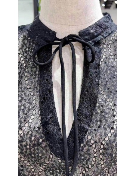 Camisa calada de cuello mao y manga francesa abullonada. Detalle de mini lentejuelas y lazada en el cuello.
