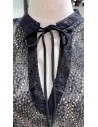 Camisa calada de cuello mao y manga francesa abullonada. Detalle de mini lentejuelas y lazada en el cuello.