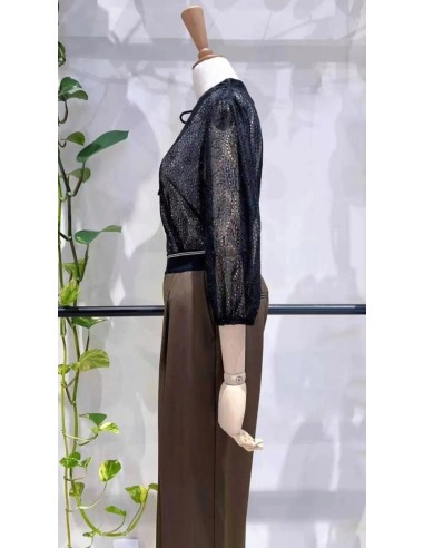 Camisa calada de cuello mao y manga francesa abullonada. Detalle de mini lentejuelas y lazada en el cuello.