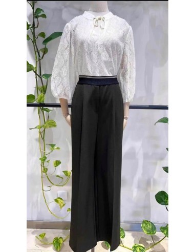 Camisa calada de cuello mao y manga francesa abullonada. Detalle de mini lentejuelas y lazada en el cuello.