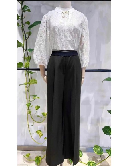 Camisa calada de cuello mao y manga francesa abullonada. Detalle de mini lentejuelas y lazada en el cuello.