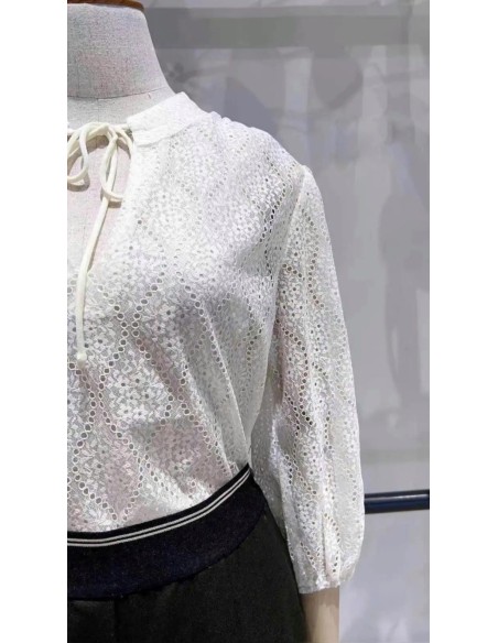 Camisa calada de cuello mao y manga francesa abullonada. Detalle de mini lentejuelas y lazada en el cuello.