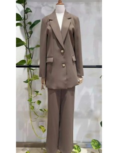 Traje compuesto por blazer larga con botones dorados y pantalón palazzo. 2