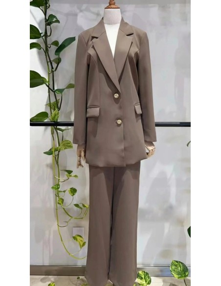 Traje compuesto por blazer larga con botones dorados y pantalón palazzo.