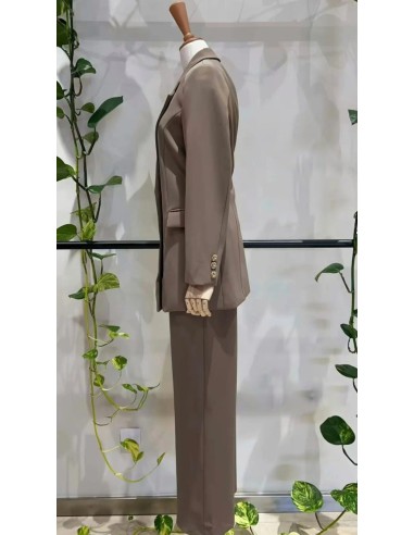 Traje compuesto por blazer larga con botones dorados y pantalón palazzo.