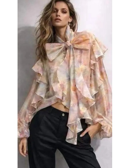 Camisa oversize con estampado floral y detalle de volantes y lazada en el cuello.