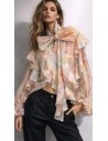 Camisa oversize con estampado floral y detalle de volantes y lazada en el cuello.