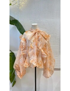 Camisa oversize con estampado floral y detalle de volantes y lazada en el cuello. 2