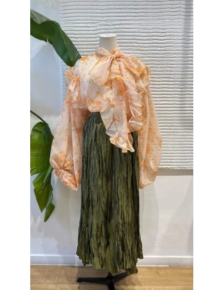 Camisa oversize con estampado floral y detalle de volantes y lazada en el cuello.