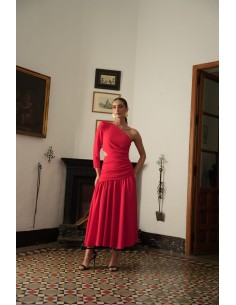 Vestido asimétrico de una sola manga con hombro pronunciado. Con Abertura lateral y falda con vuelo terminada con un gran volant 2
